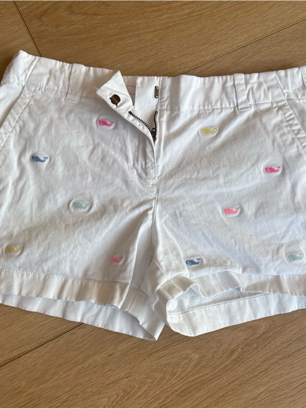 Vineyard Vines White Cotton Shorts with Pastel Whale Embroidery